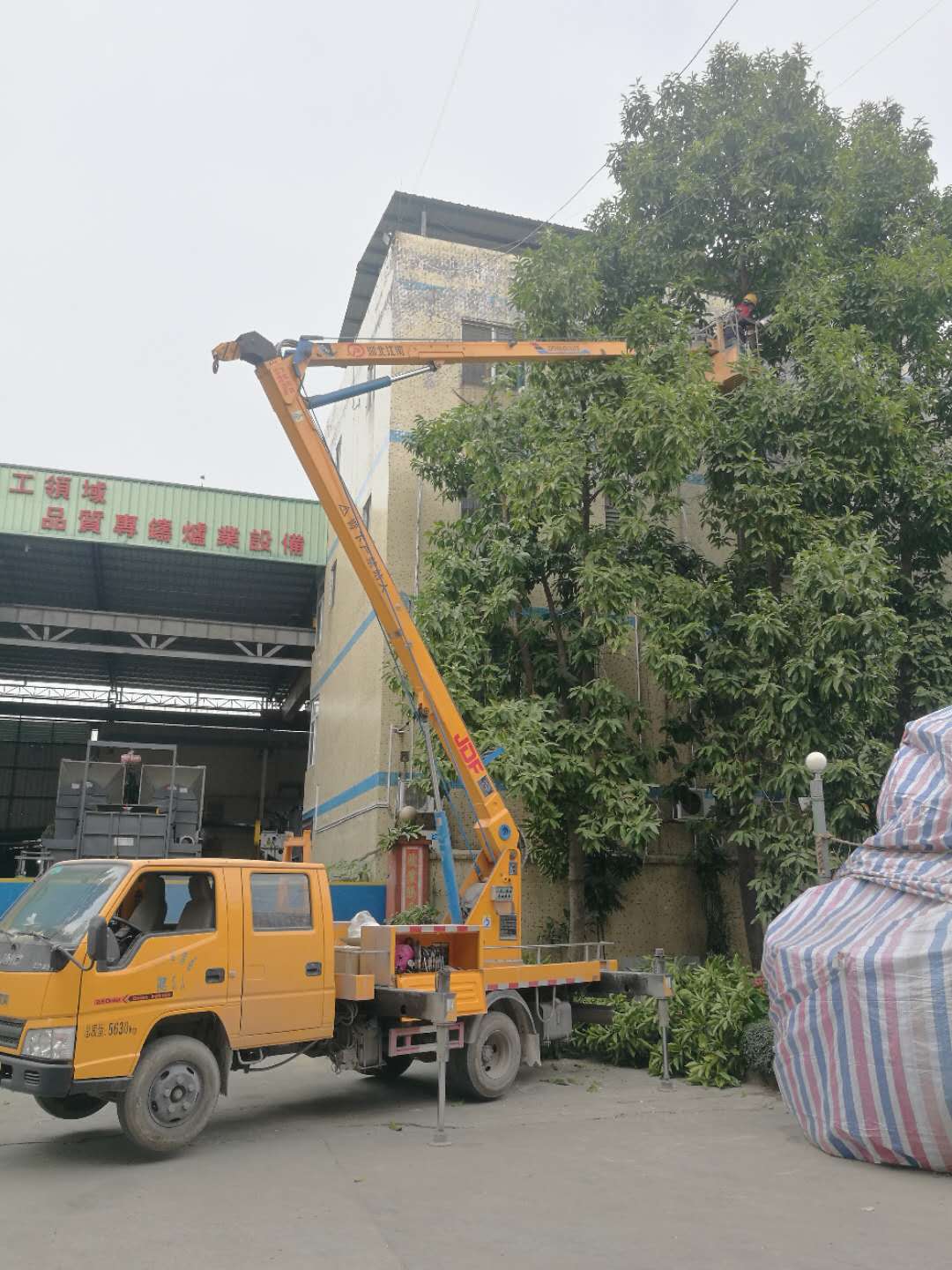 18米折臂鸭脖体育登不上车租赁安全作业